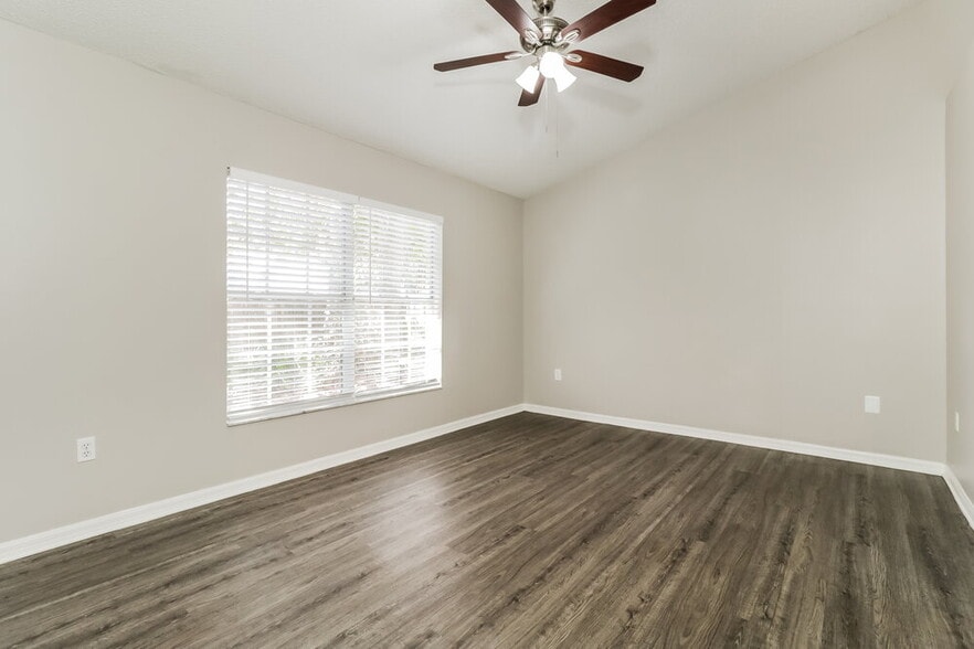 Building Photo - 10244 Rainbow Oaks Dr