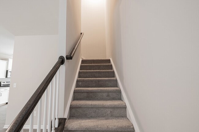 Building Photo - BEAUTIFUL 3BD/2.5BTH Townhome - MALLARD CREEK