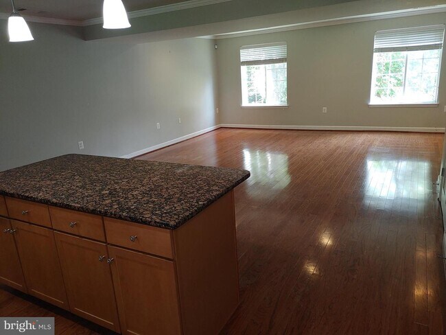 Building Photo - 4123 S Four Mile Run Dr