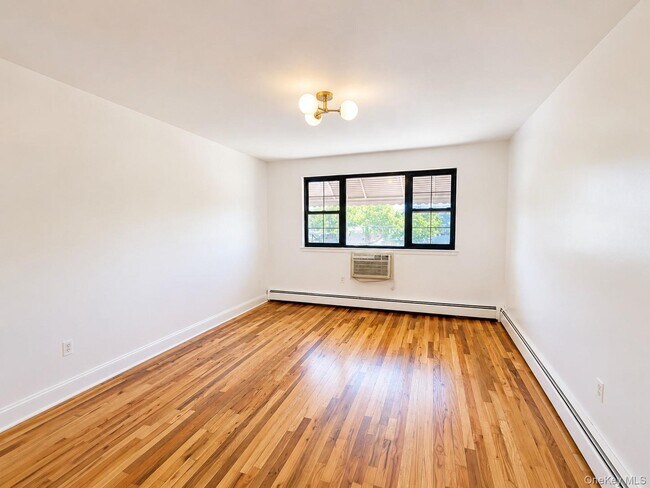 Building Photo - 533 Soundview Ave