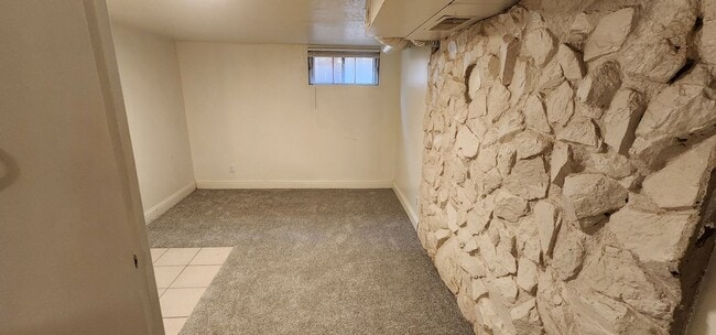 Building Photo - 2 Bedroom 1 Bath lower apartment - all utilities included!