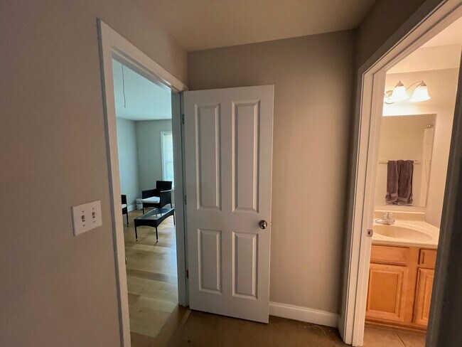 Building Photo - One Bedroom for Rent (Tenant Placement) in 4BR Home – Ensuite Bath | $800