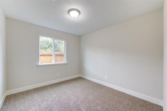 Building Photo - 328 Meadow Wood Ct