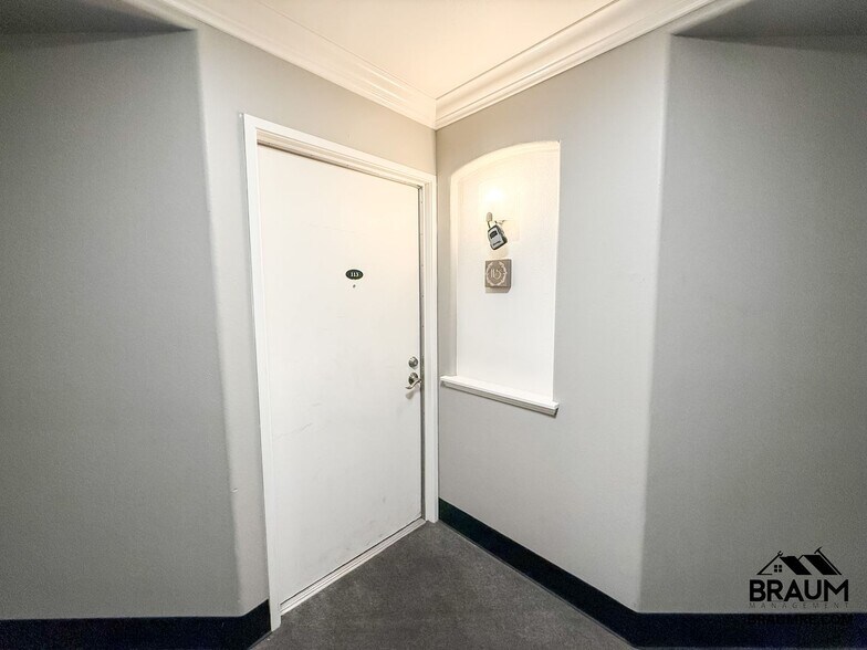 Building Photo - 7323 Winnetka Ave