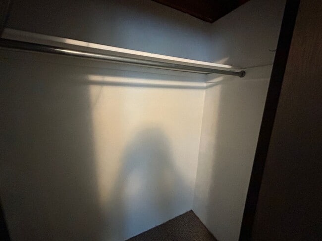 Building Photo - 5 Bed 2 Bath Home with 2 Car Attached Garage in Quiet Nice Neighborhood.