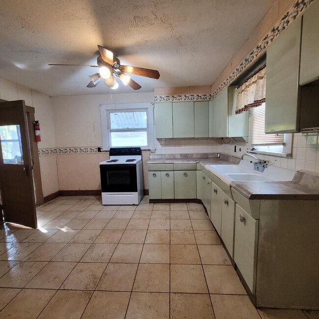 Building Photo - $795 - 2 bed 1.5 bath - Single Family Home