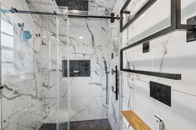 Building Photo - 6600 Gentle Ben Cir