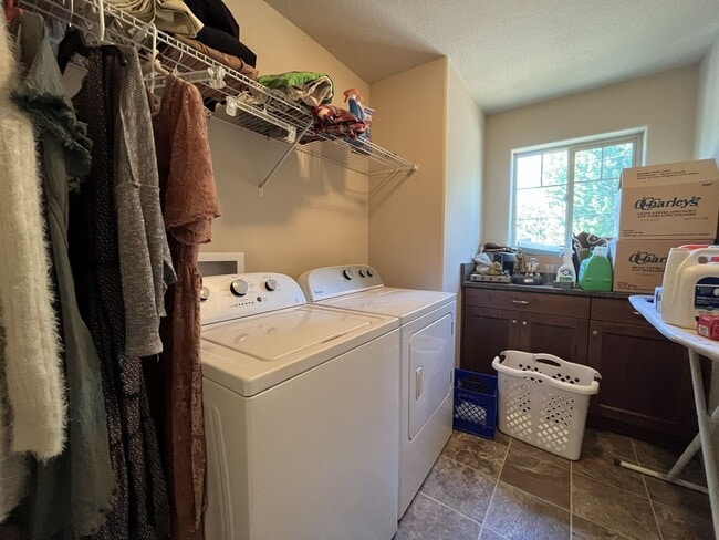 Building Photo - Bright and Modern North Portland Living with Three Bedrooms, Laundry Room & Attached Garage