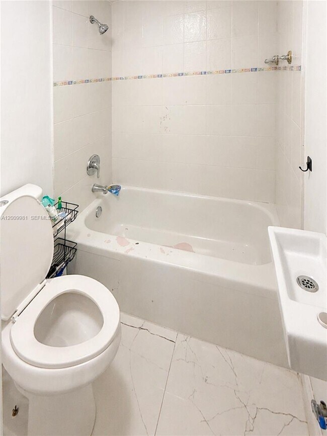 Building Photo - 1351 NE Miami Gardens Dr