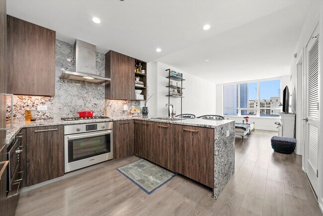 Building Photo - 750 N Hudson Ave