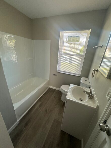 Full size updated bathroom - 11376 Manchester Rd
