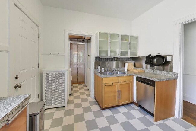 Building Photo - 5108 S Woodlawn Ave