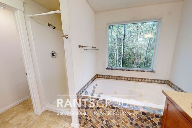Building Photo - 4-bedroom, 2-bathroom Home with Green Belt in A Prime Location!