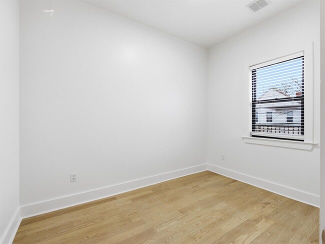 Building Photo - 32 Charles St