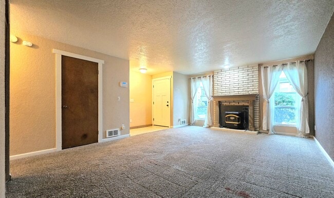 Building Photo - 2 Bedroom Home in Everett  Pet Friendly!