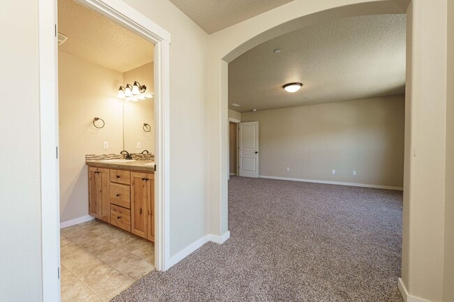 Building Photo - ASK ABOUT OUR AUGUST MOVE IN SPECIAL: Spac...