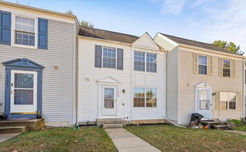 Building Photo - Very well maintained 3 bedroom 2 full 1 half bath town home located in the desired Stonebridge Co...