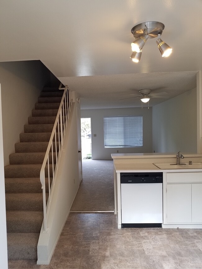 Building Photo - San Carlos (next to Mission Trails) 2 bed 1 bath Townhouse with Patio, Pool