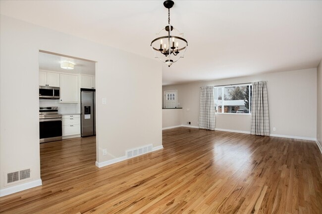 Building Photo - 982 E Briarwood Cir S