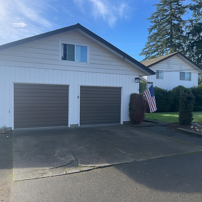 Building Photo - Large Home in peaceful setting