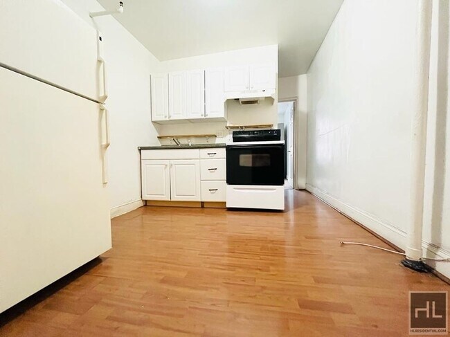 Building Photo - Your Front-Facing & Cozy 2 bedroom Apartme...