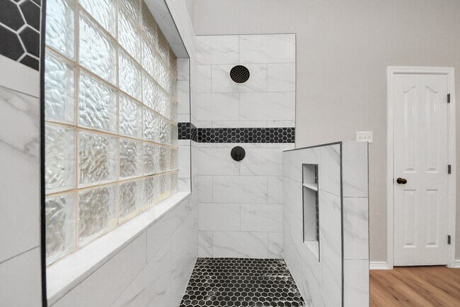 Building Photo - 1410 Long View Dr