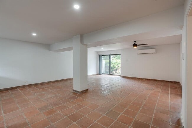 Building Photo - 568 W Quill Dr