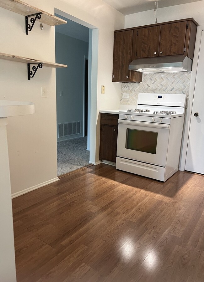 Building Photo - 225 Deerpath Ct