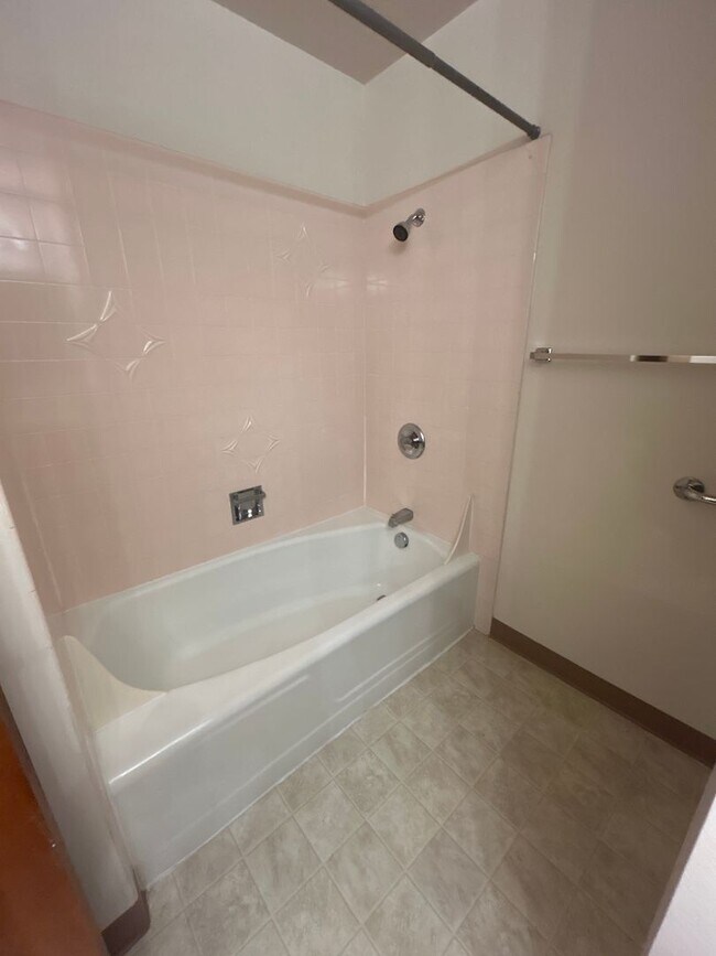 Building Photo - HALF OFF FEBRUARY RENT! 3 Bedroom 1.5 Bath in Desirable NW Corvallis