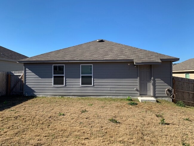Building Photo - CUTE ONE STORY HOME FEATURING 3 BEDROOMS /...