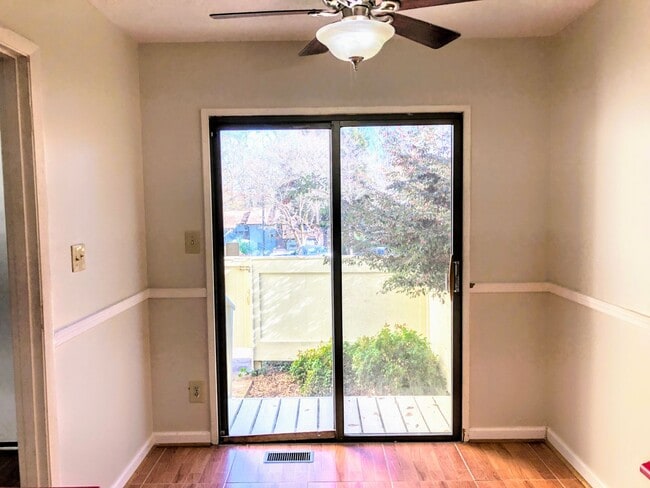 Building Photo - 3 bedroom 2.5 bathroom Home Near UGA and on the UGA Busline!