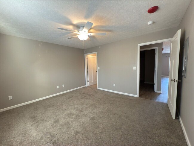 Building Photo - Newer 1 Bed 1 Bath apartment