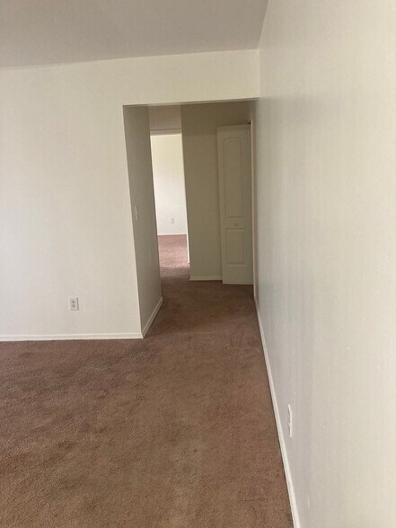 Building Photo - 21640 Hillside Dr