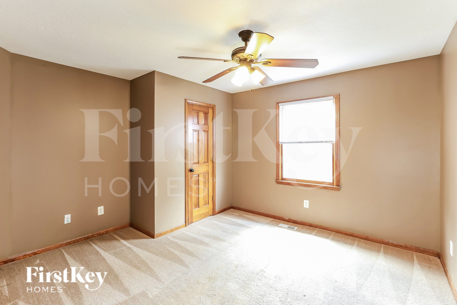 Building Photo - 1824 SW Pinecreek Ct