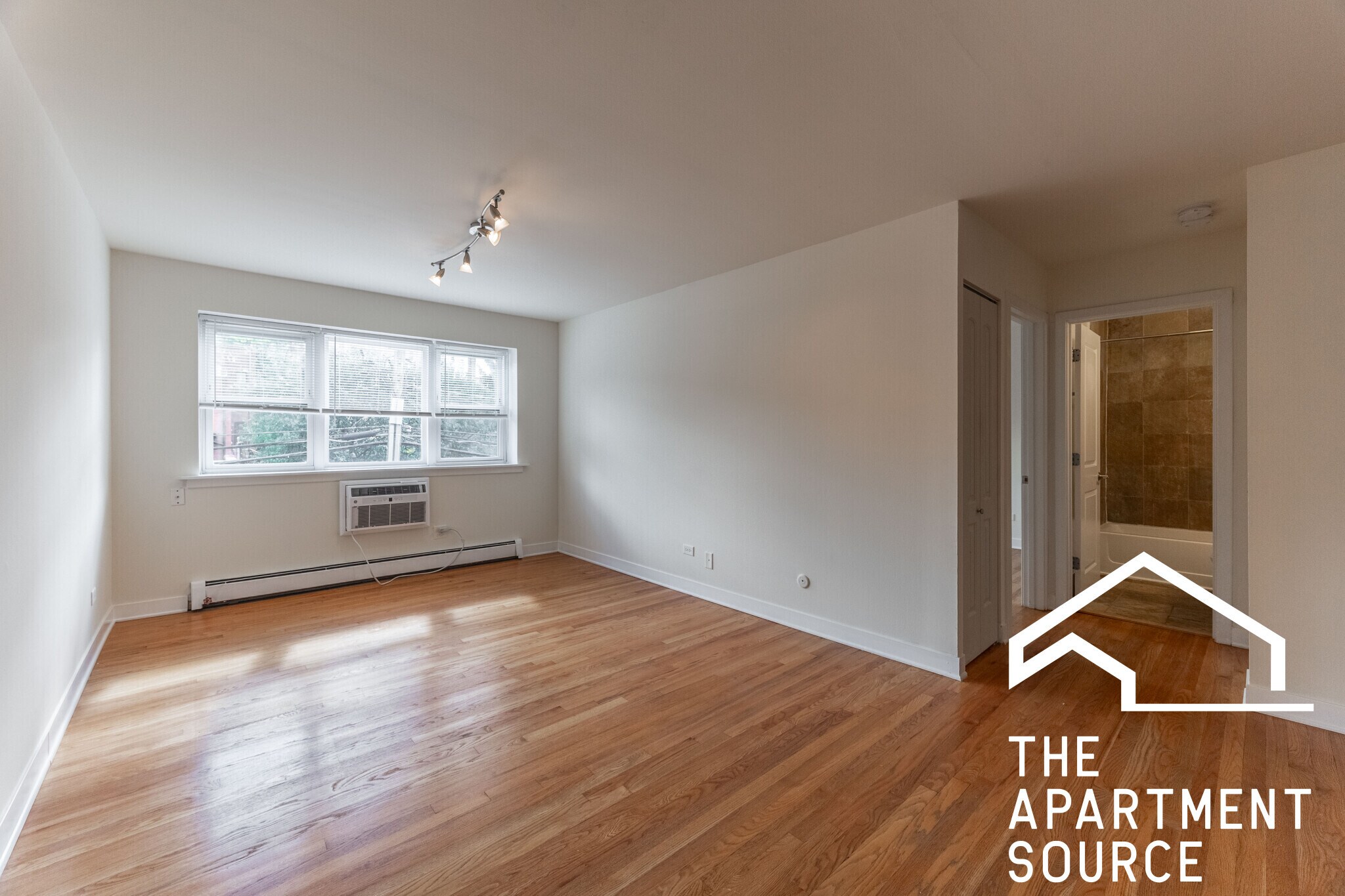 Building Photo - 628 W Wrightwood Ave