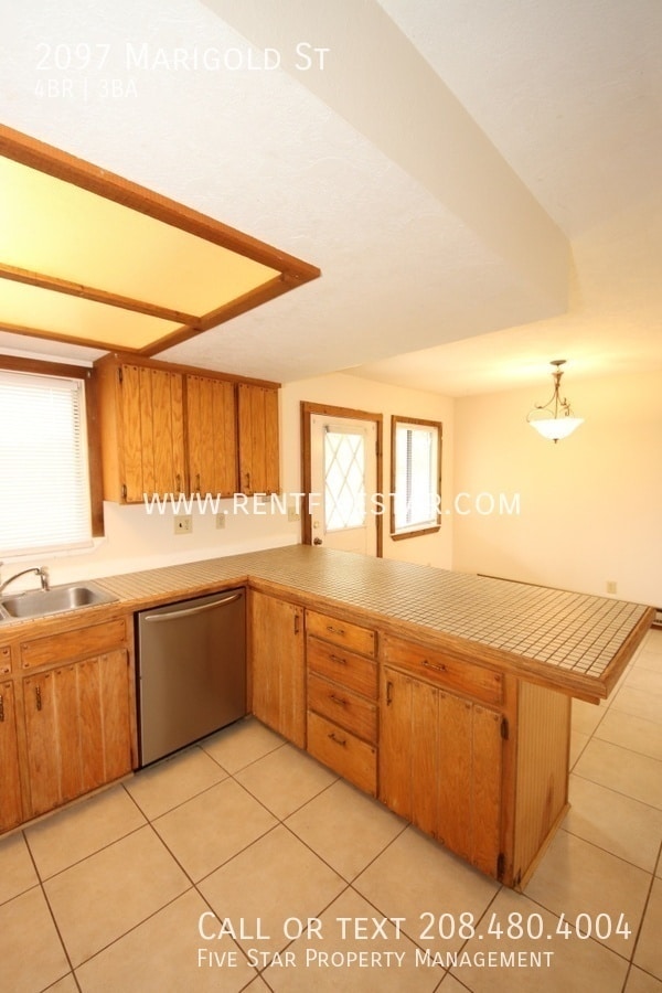 Building Photo - 2097 Marigold St