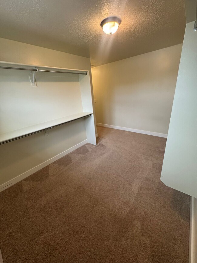 Building Photo - 1109 W Meridian Dr