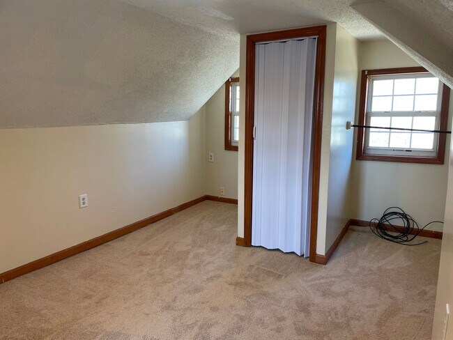 Building Photo - Quiet Country Living - 2BR / 2BA