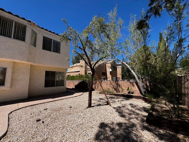 Building Photo - LARGE DESERT SHORES HOME, 4 BD 2.5 BATH, VAULTED CEILINGS, INCREDIBLE VALUE