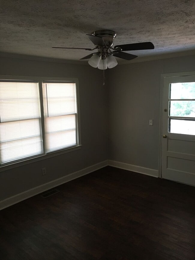 Building Photo - Large 2/1 Home, includes bonus room- Sherwood Forest- $995