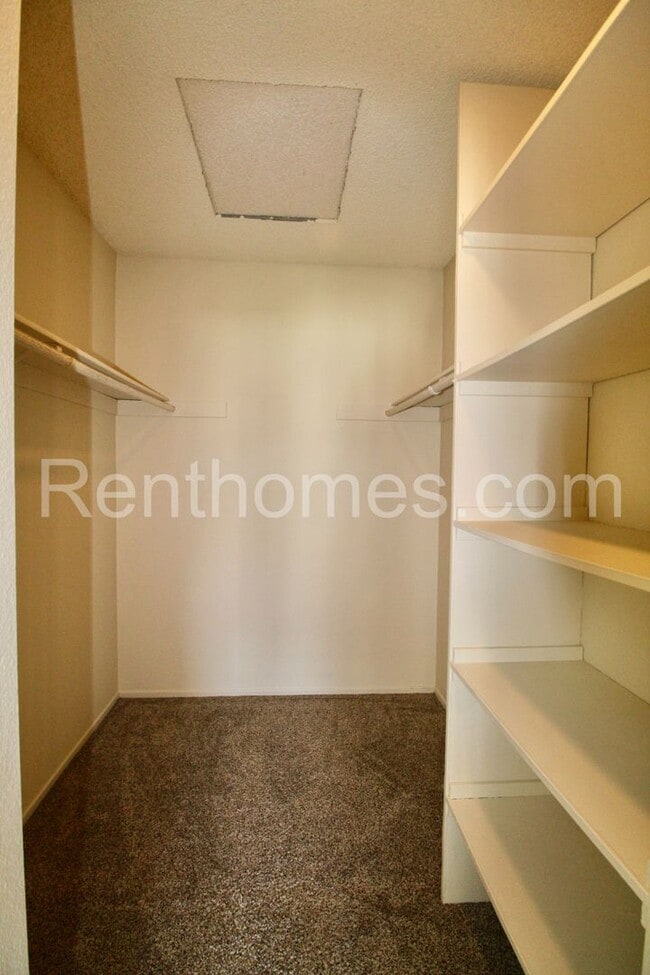 Building Photo - 9362 Twin Trails Dr