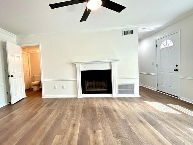 Building Photo - Well appointed 2 bed, 2.5 bath Townhouse Partial Utilities Included!