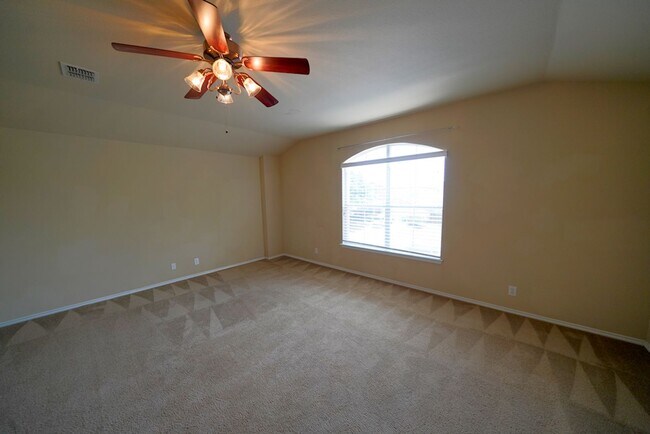 Building Photo - Spacious Home in Cibolo with 3 Car Garage! Realor Commission: $750