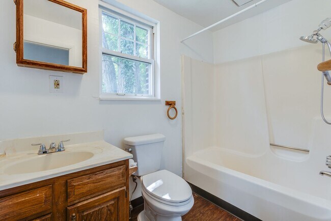 Building Photo - 438 Kathleen St