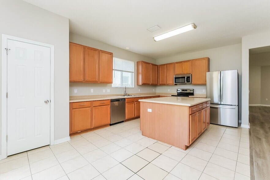 Building Photo - 9121 Lantern Oak Way