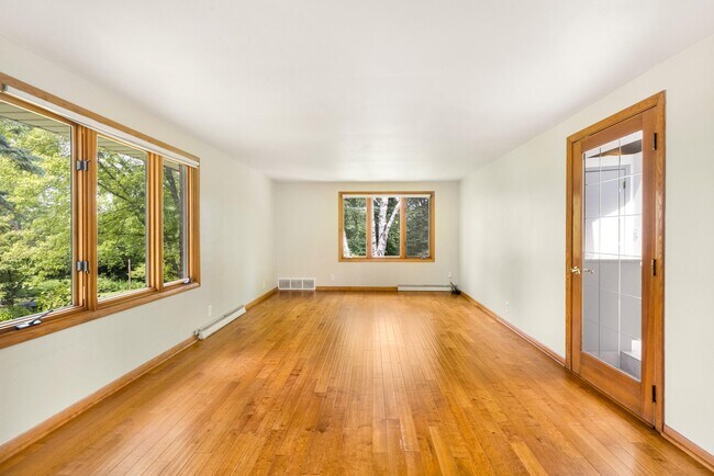 Building Photo - 214 E Spooner Rd
