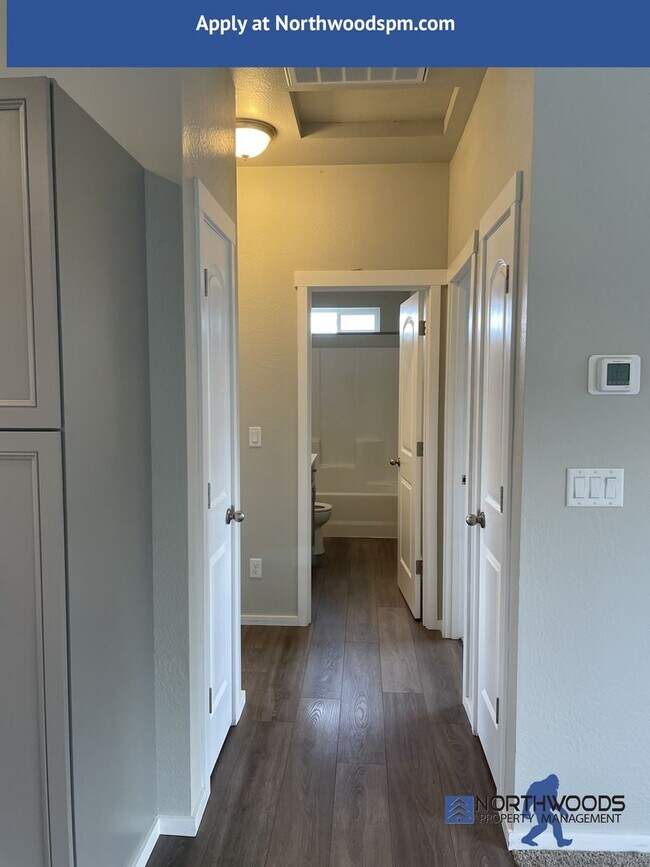 Building Photo - Very Nice 2 Bedroom 1 Bath Upstairs Apartment****$500.00 OFF FIRST MONTHS RENT******Move In Special