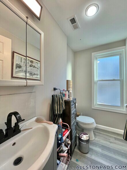 Building Photo - 66 Quint Ave