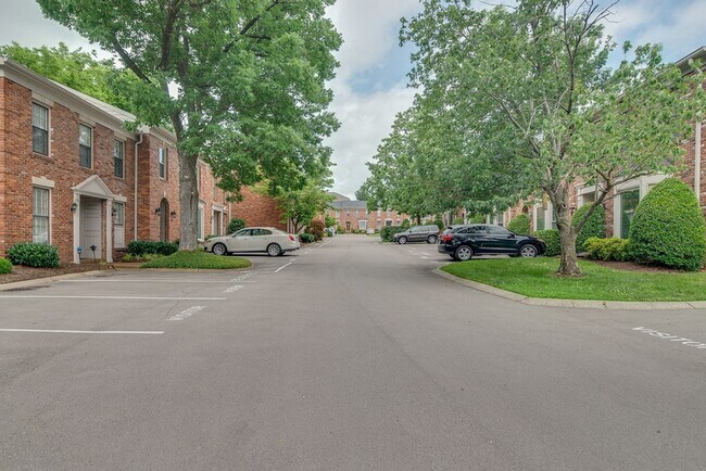 Building Photo - 2040 Graybar Ln