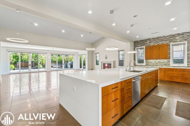 Building Photo - Luxurious and Rare 5 Bed 5.5 Bath Located ...